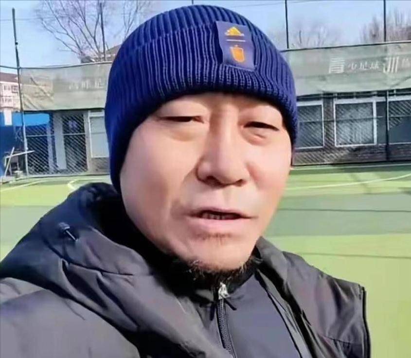 “前国脚”高峰：抛弃那英和刚出生的儿子，多年过去，他过得怎样