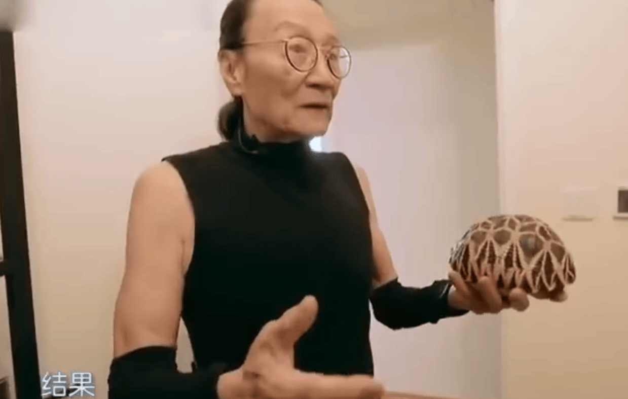 谢贤曾言龟壳作陪葬 晚年常翻谢霆锋儿时旧照忆往昔