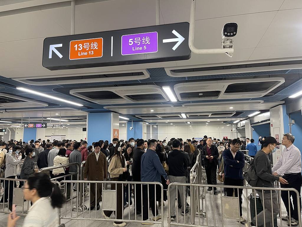 深圳地铁安检新规致排长队 广州的教训没看见？