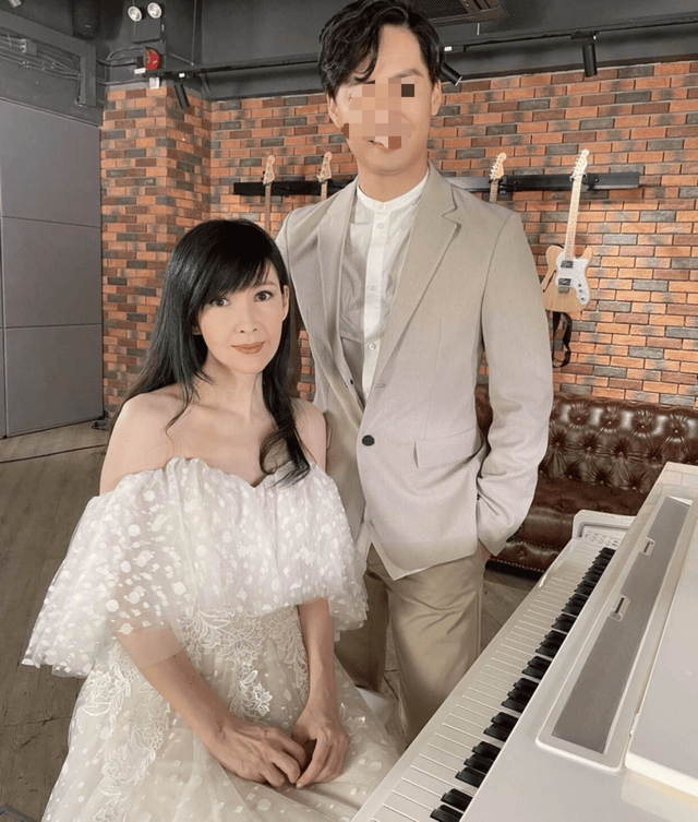周慧敏罕见复古性感写真遭到曝光，原来不止有清纯女神的一面