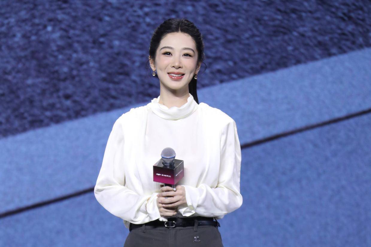 杨紫白衬衫高马尾造型亮相发布会 谦逊举止彰显个人修养