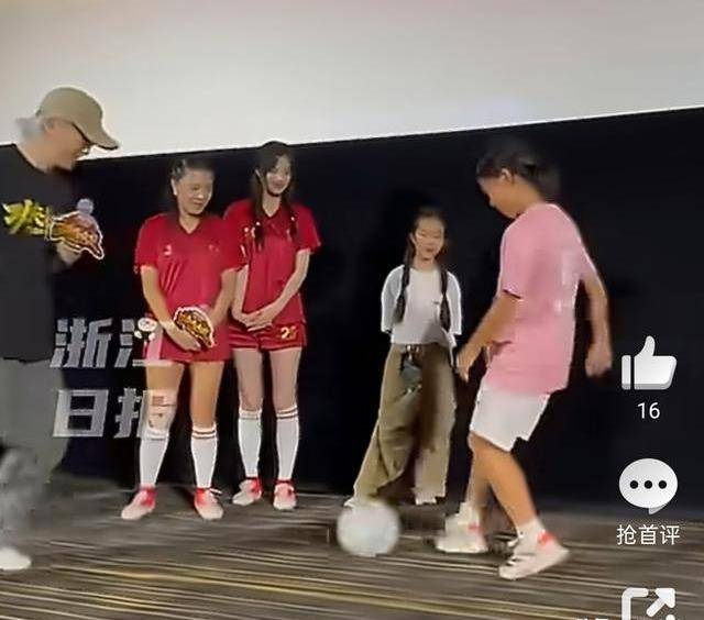 7月27日：10岁足球少女受邀登功夫女足路演竟刷爆全网