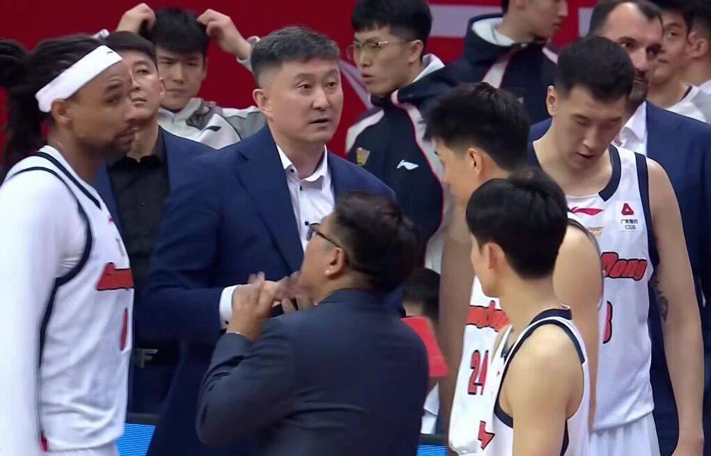 广东男篮新主帅确定，易建联有意入股，奎因官宣离队萨姆纳有望续约，年轻后卫被同曦退货