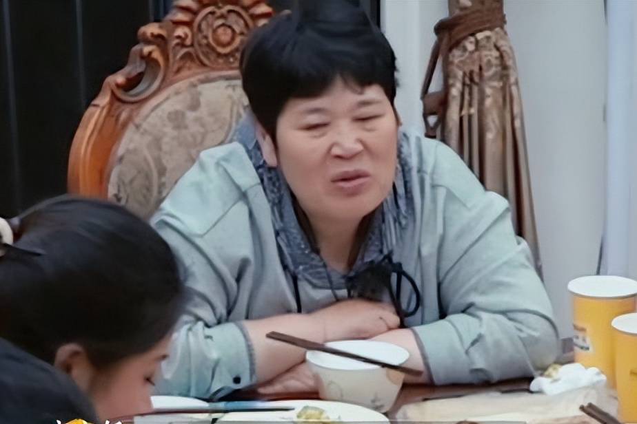 房主任女儿说房主任“她想从我身上找那些愧疚感”，“房主任母女关系”登上热搜封面图
