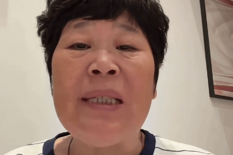 房主任回应和女儿相处模式争议：我会好好学习怎么做一个好妈妈封面图