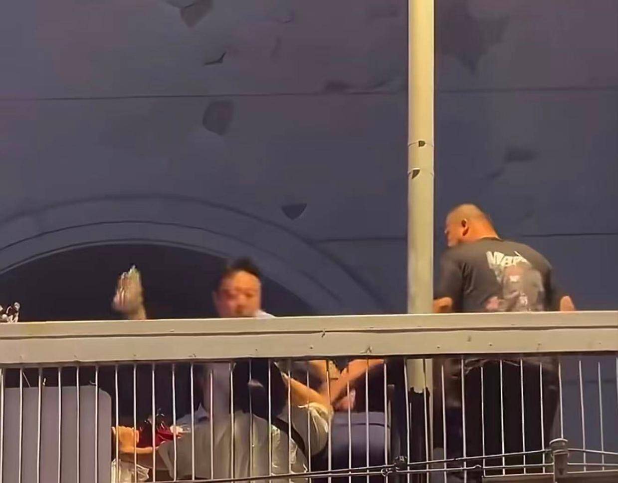 天桥摊贩被城管围殴，关键不在谁先动手