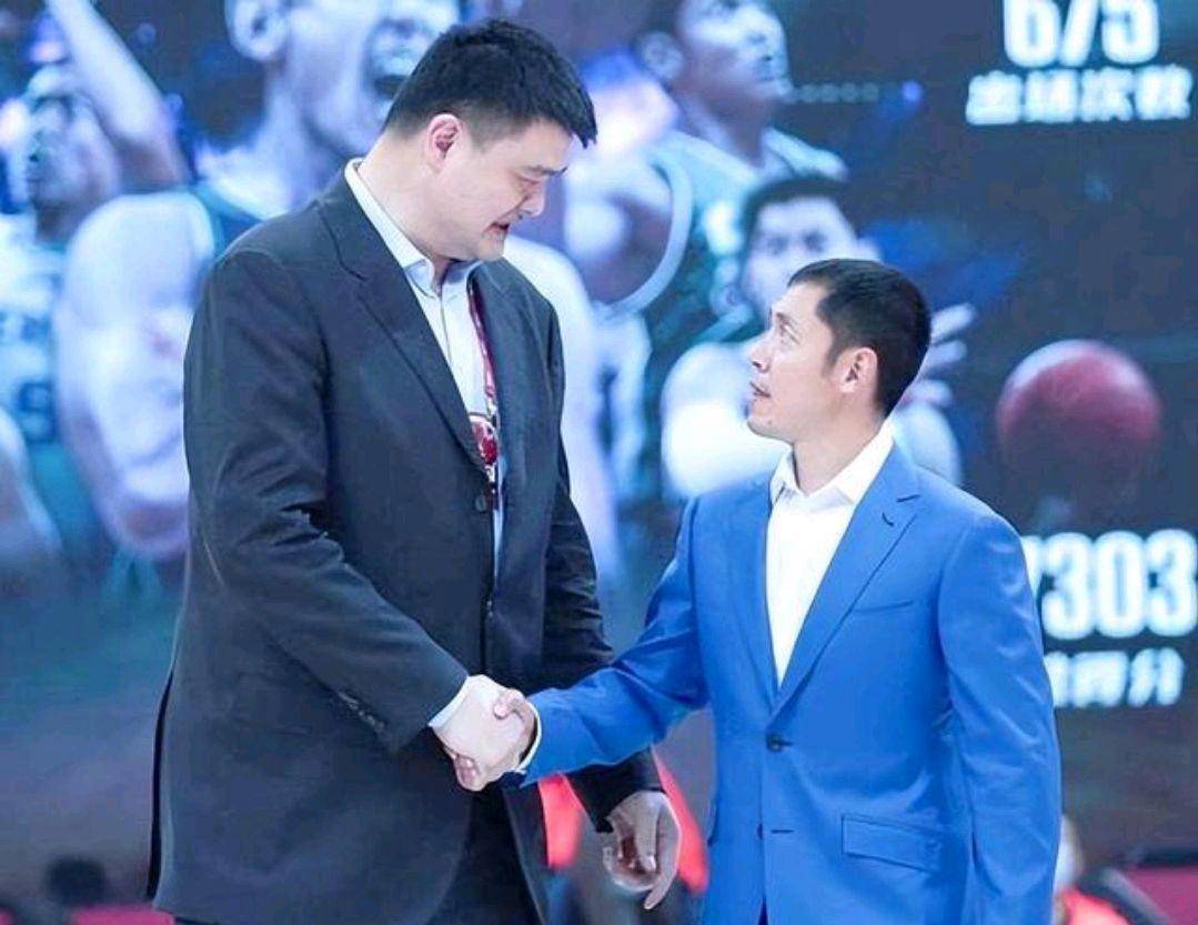 中国男篮名将闲赋在家！45岁选择丁克，妻子很漂亮，如今到处旅游
