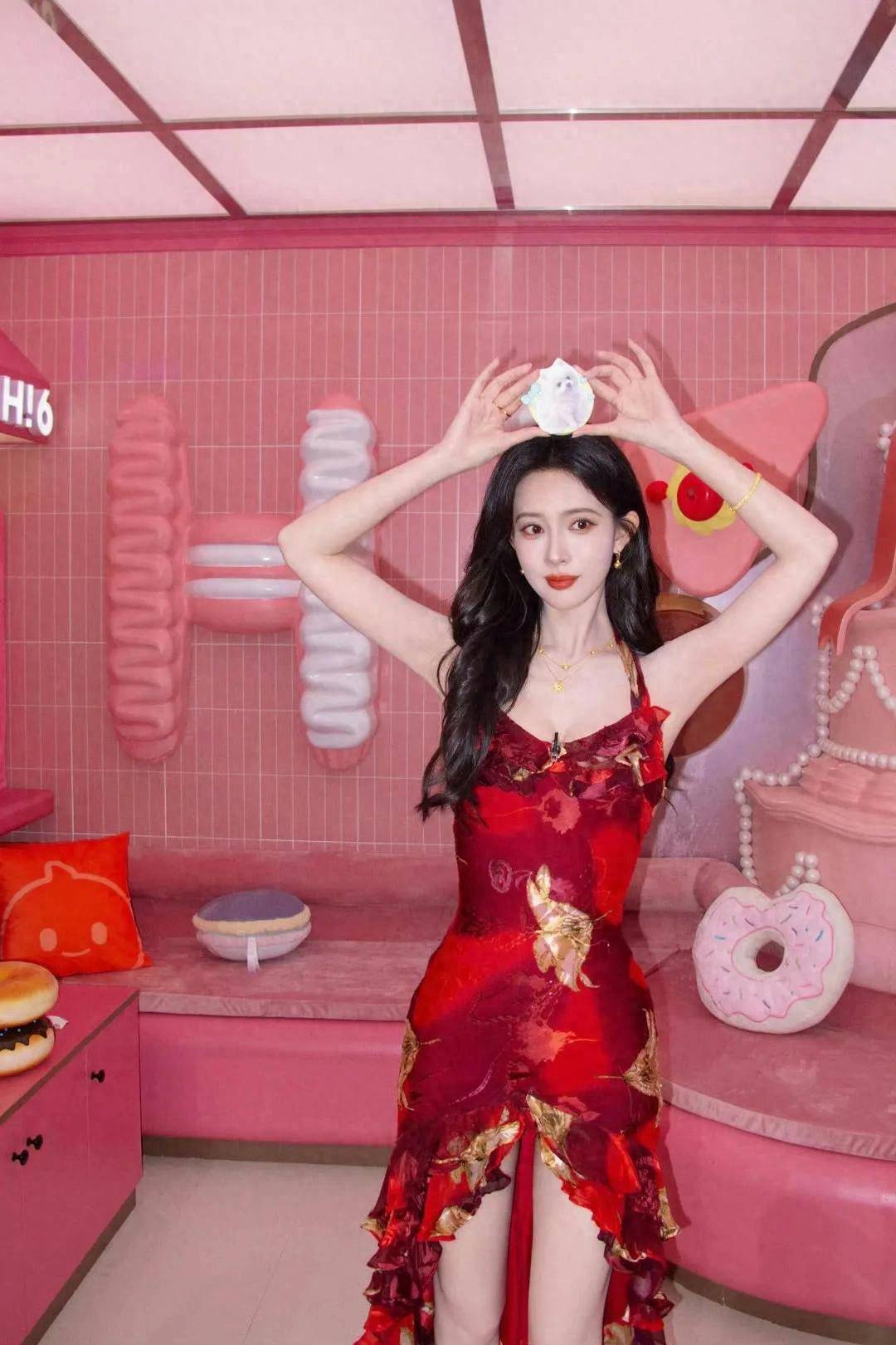 原创            彩排绕一圈只为找何炅，孟子义刚说完不在意身高，下一秒就被打脸