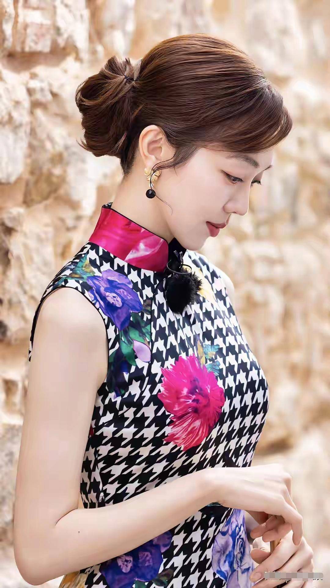 黄晓明稳占C位却被无视?《中餐厅》合照姜妍凭啥让全网沦陷?(图1) 黄晓明稳占C位却被无视?《中餐厅》合照姜妍凭啥让全网沦陷?(图1)