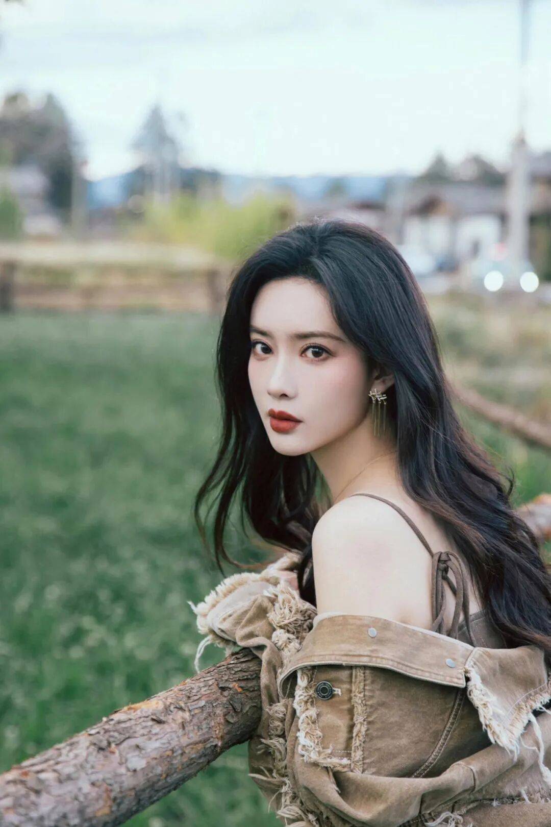 孟子义 | 写真精选：香肩微露，美腿修长，美爆了！