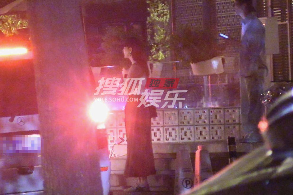 王凯童瑶与好友火锅店欢聚 街边畅聊难舍离别
