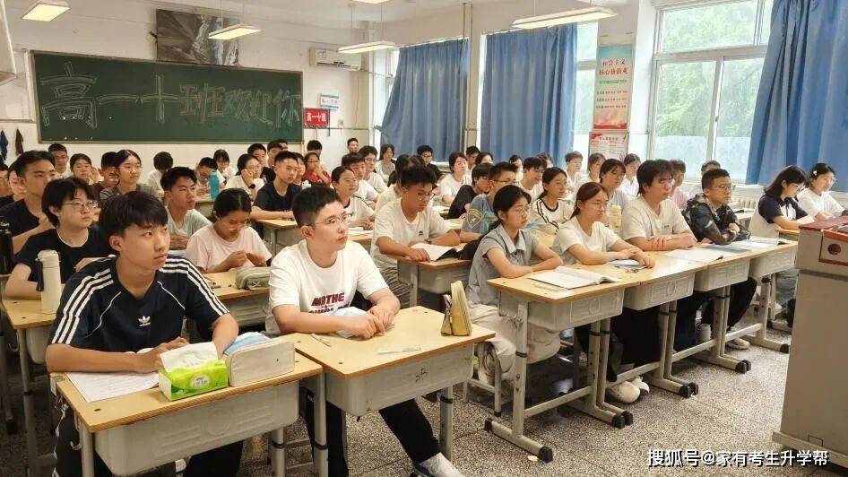 高一（10）班学生认真听讲