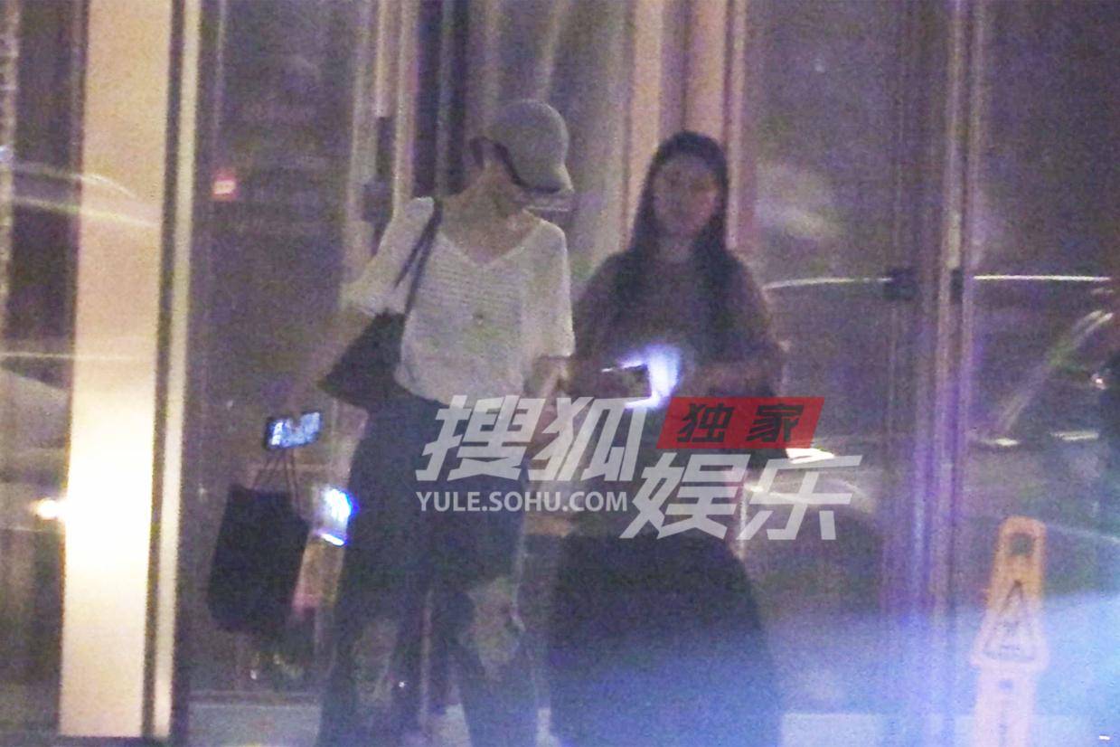 戚薇聚会后优雅离场,V领衫凸显锁骨线条尽显时尚魅力