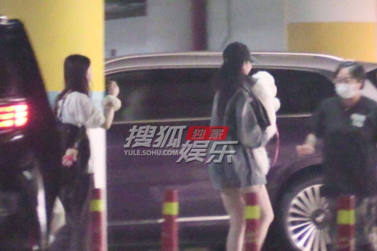 刘亦菲带爱犬做护理被拍 牛仔热裤造型诠释高级休闲风