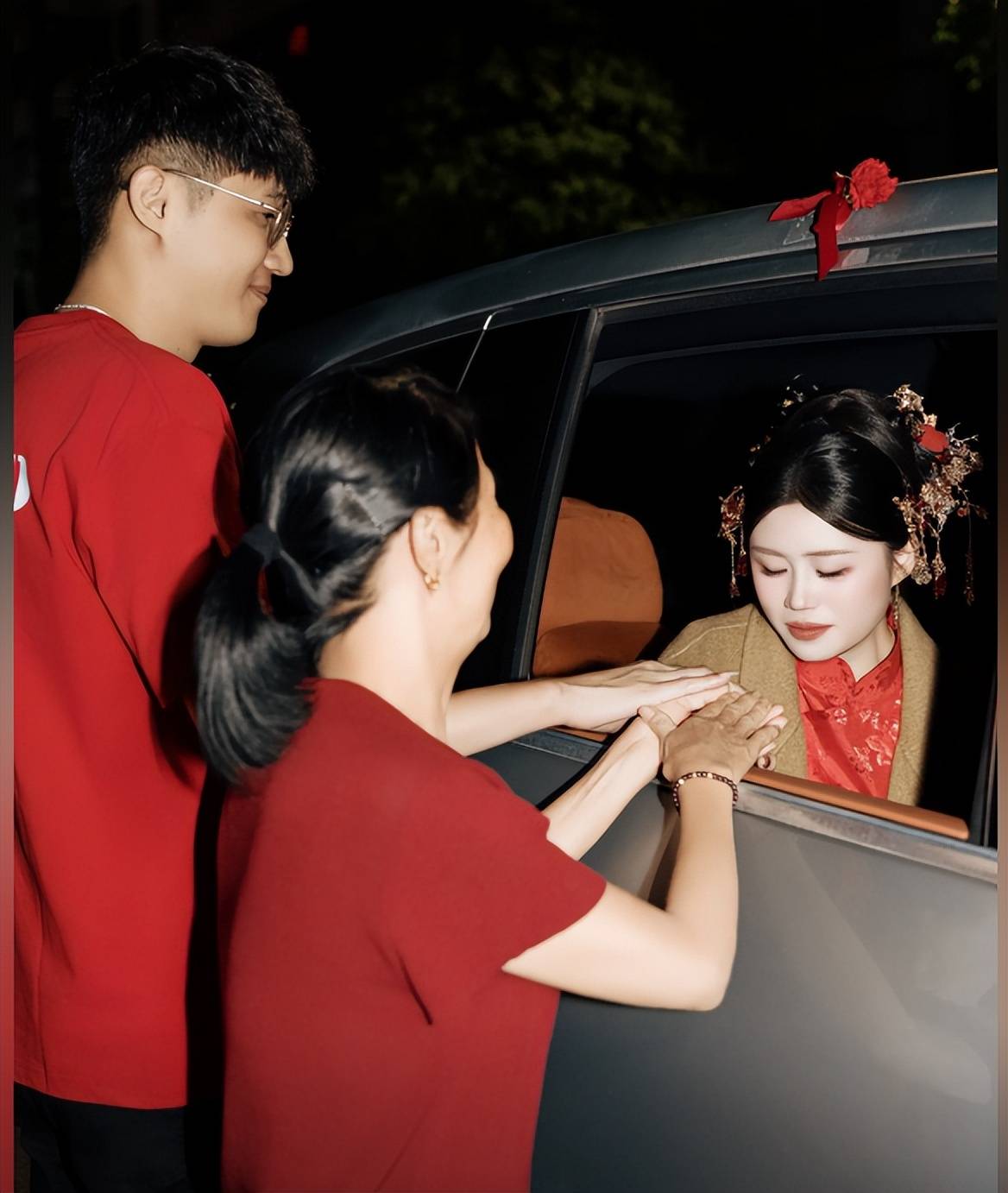 36岁爸爸送19岁女儿出嫁,冻龄状态被误认成哥哥,想抗衰的学起来