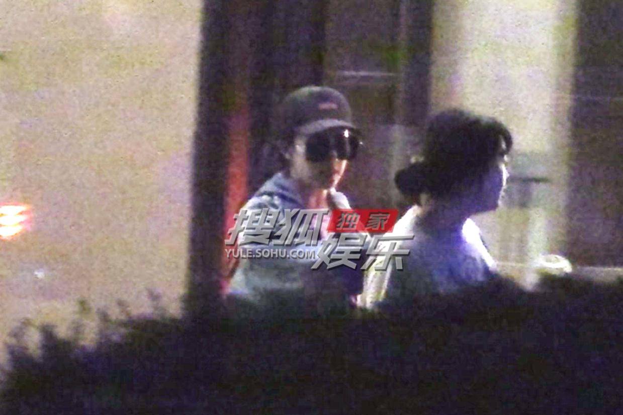 刘亦菲与友人酒店外亮相 牛仔装高马尾造型青春洋溢