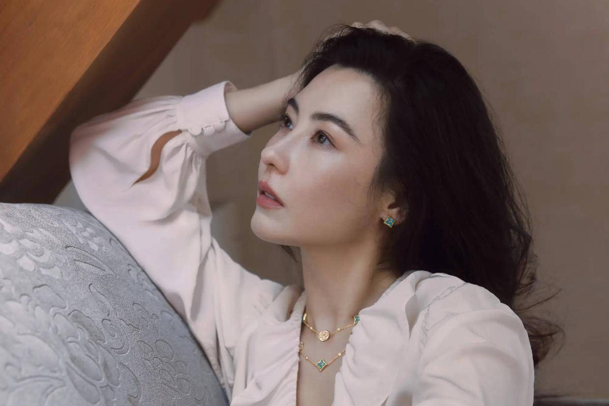 张柏芝谈二儿子带病上学：看着孩子硬撑上学心如刀割