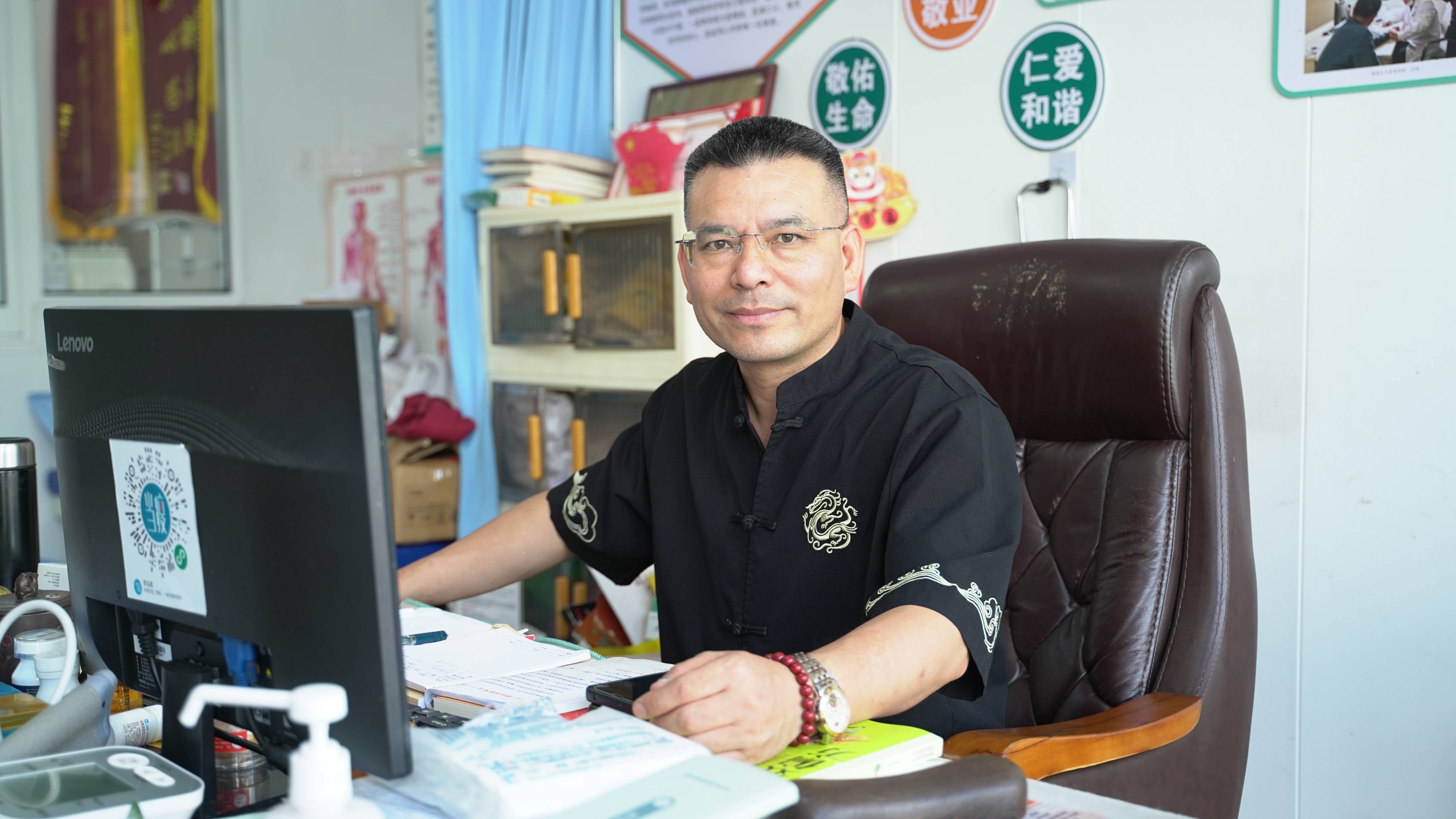 湿冷天关节像天气预报？老街坊不跑大白楼，认准海鲜街这一处！