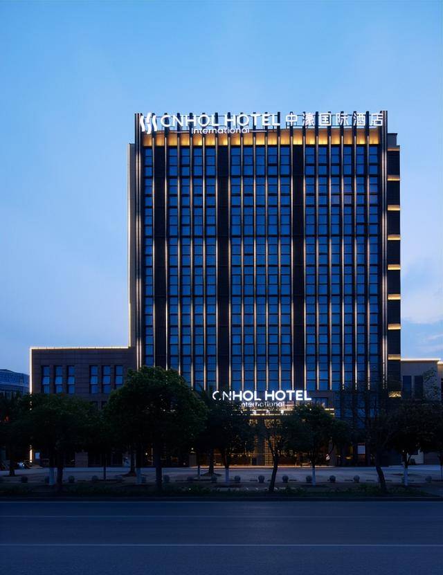 一晚上百的酒店，怎么抢走月租3000的租客？手握3亿会员: 中介慌了