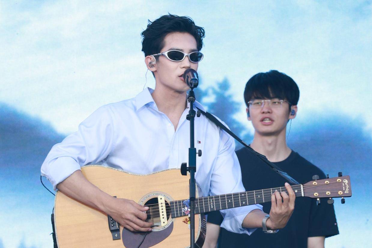 于适衬衫牛仔裤造型亮相音乐盛典 自弹自唱互动宠粉引尖叫