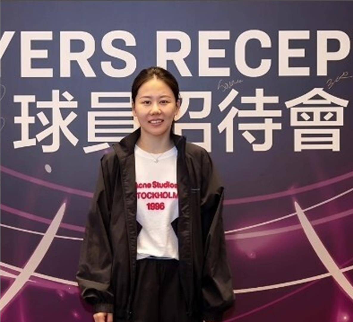 WTT澳门晚宴陈幸同卸下赛场紧绷玩到笑出声，剪刀手配桌上冰球反差拉满，这种松弛