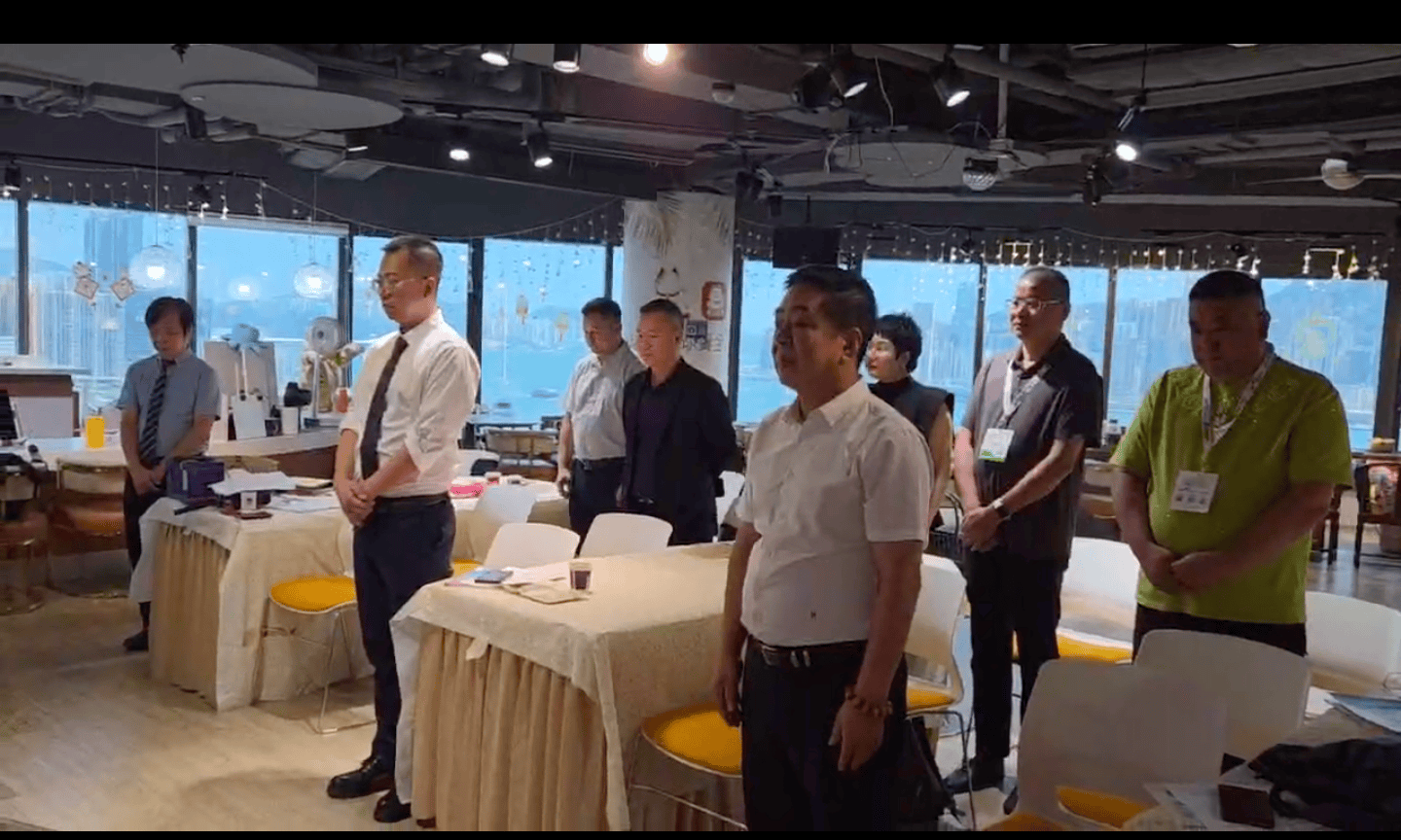 港媒及社团代表在港举行追思活动 深切悼念董建华先生