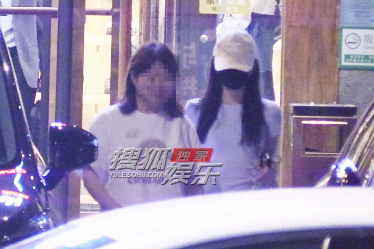 祝绪丹与父母烤肉店聚餐 挽手妈妈尽显亲情暖意