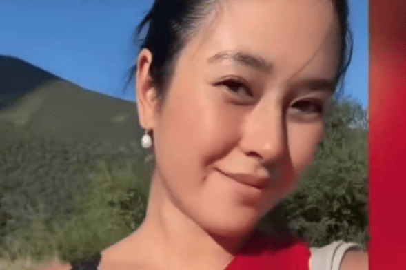姜文爱女姜一郎产后首现身!携宝宝郊游爬山尽显母爱光辉