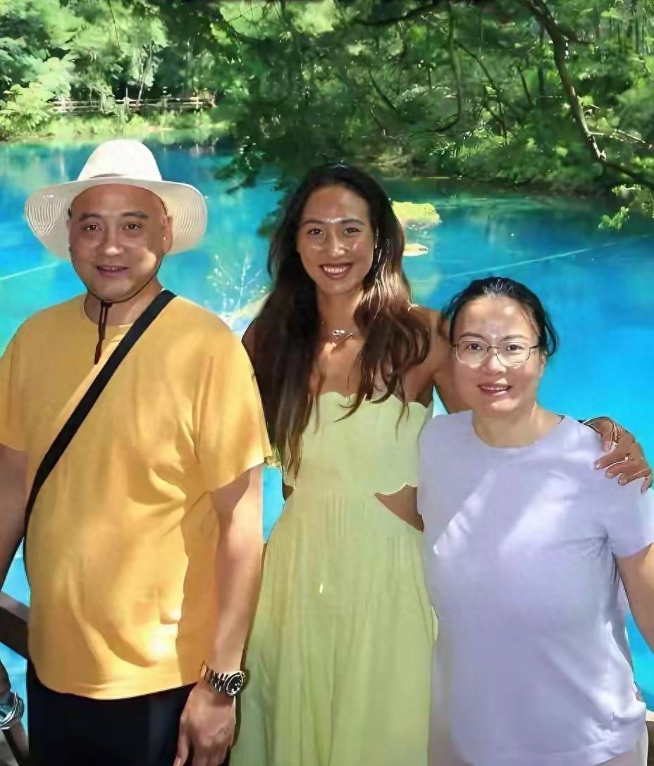 原来她是郑钦文母亲，身份职业受人尊敬，难怪女儿频频给她争光