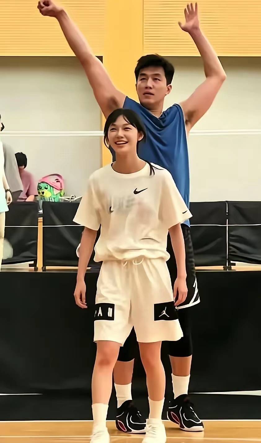 修成正果？郭艾伦和广东潮汕女网红在上海修成正果，好事将近？