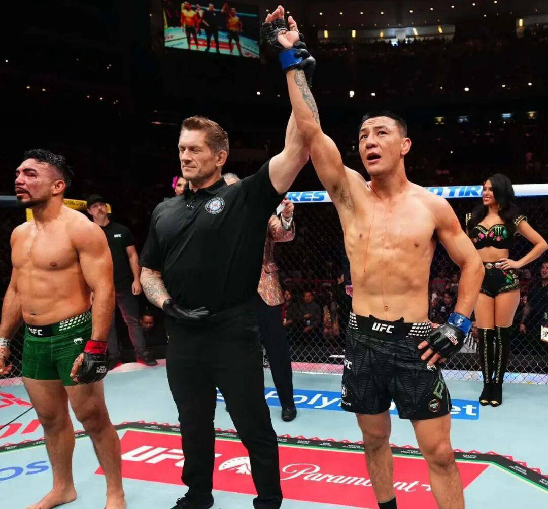 今晨，茸主成功实现UFC四连胜，目标直指前十五名选手！
