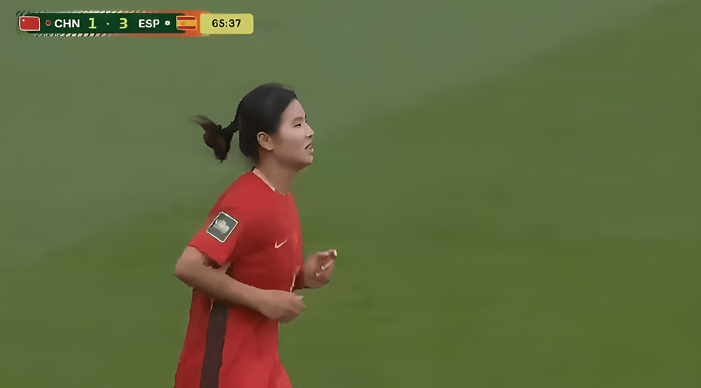 罕见！兄妹都是国脚+后卫当最佳射手，U20女足世界杯：中国队黄嘉欣3场4球