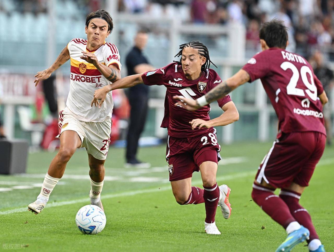 随着罗马2-0、科莫2-1，意甲最新积分榜出炉：榜首易主