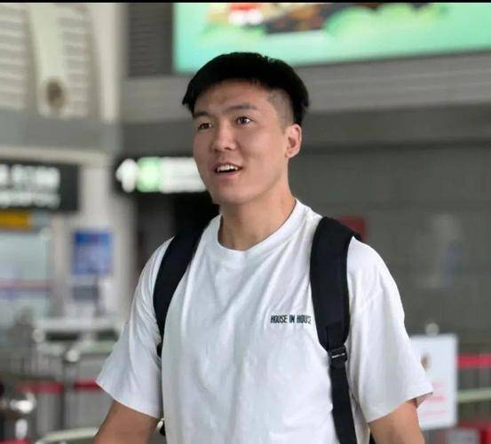 重回广东？黄荣奇官宣，正式签约，1年合同，曾为徐杰出头被罚款