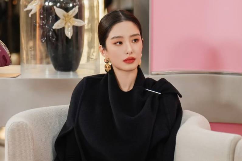 杨采钰黑色斗篷套装优雅干练 携詹青云史策对谈分享感悟