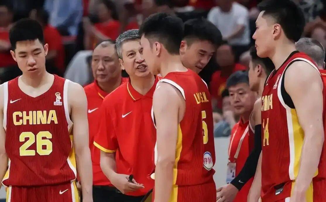 CCTV5直播中国男篮对阵日本，锋线问题明显，胡明轩王俊杰需调整状态