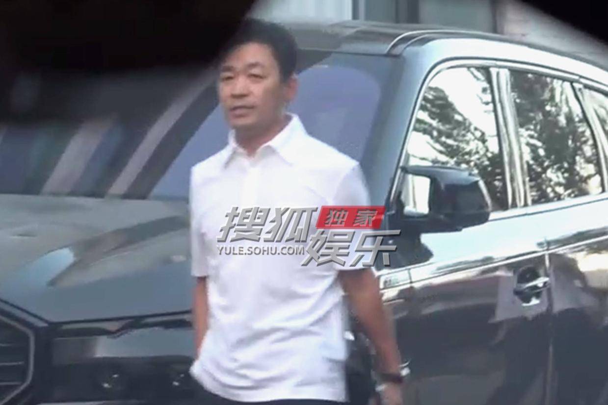 王宝强冯清工作室同框 女友驾车接送显甜蜜