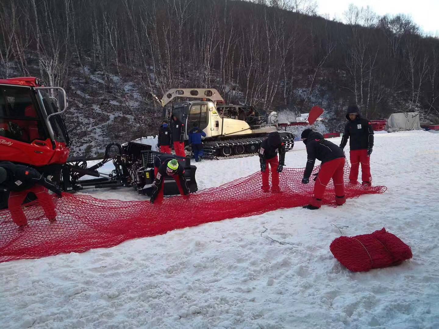 怎么选择适配滑雪场安全网的冰雪场地防护服务商