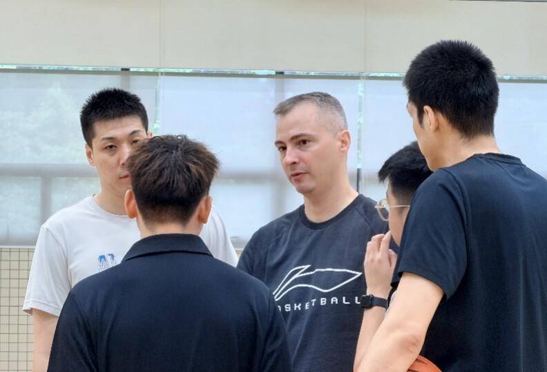 9月20日：广东男篮换帅改打欧洲篮球，一上来就碰上海北京广厦三座大山