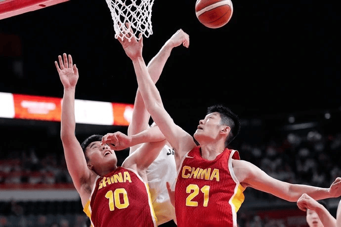 中国男篮怎么啦，日本男篮领先35分时，对方替补球员冲中国队做哭鼻子动作嘲讽