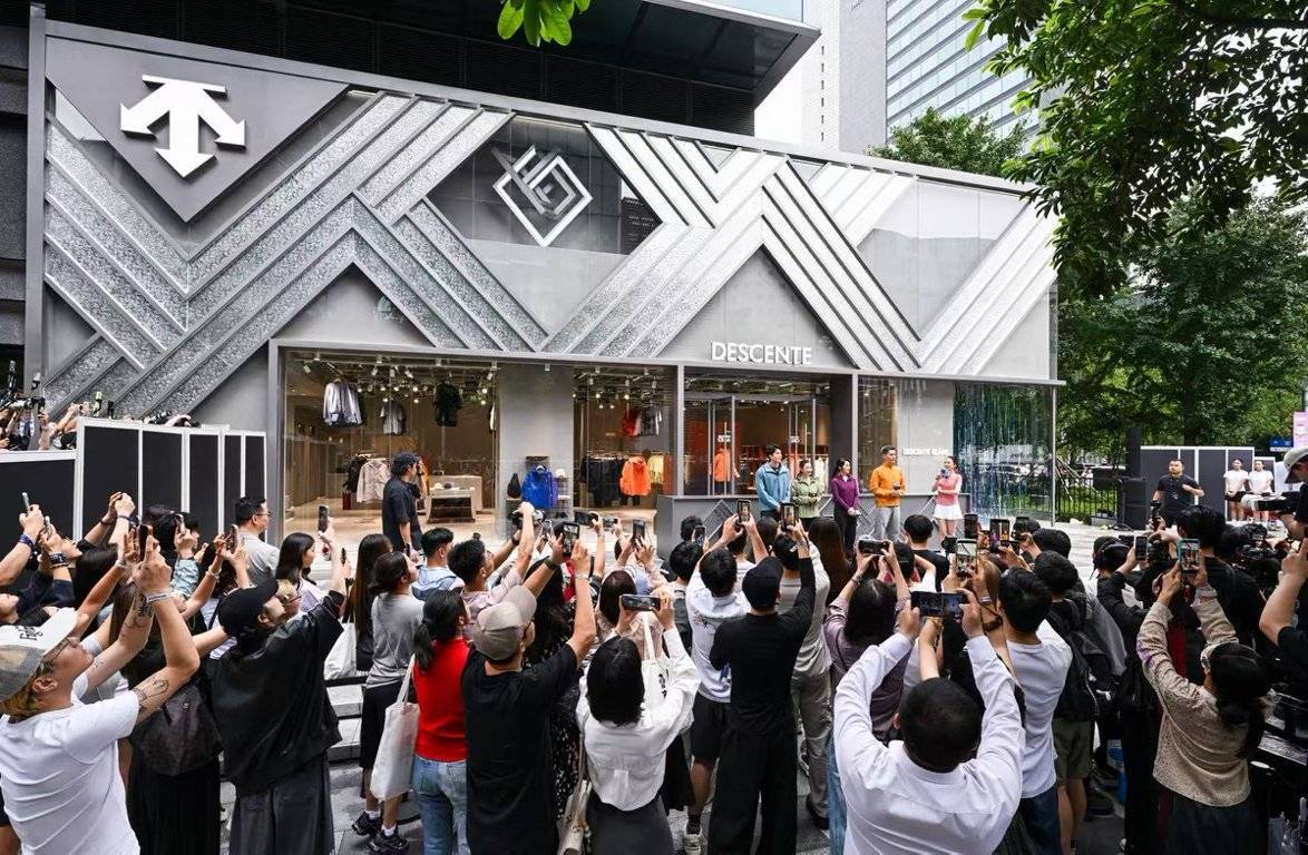 冠军助力！何雯娜孙佳俊齐亮相 见证迪桑特城市概念店新店启幕