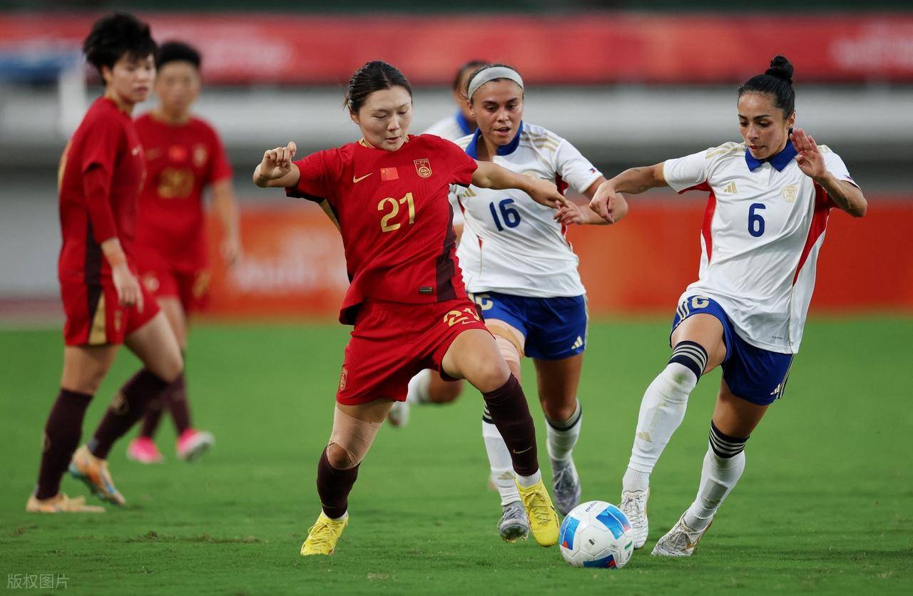 5-1大胜，中国女足第一晋级，1人2场比赛浪费七八次机会，球迷：9号她不配穿