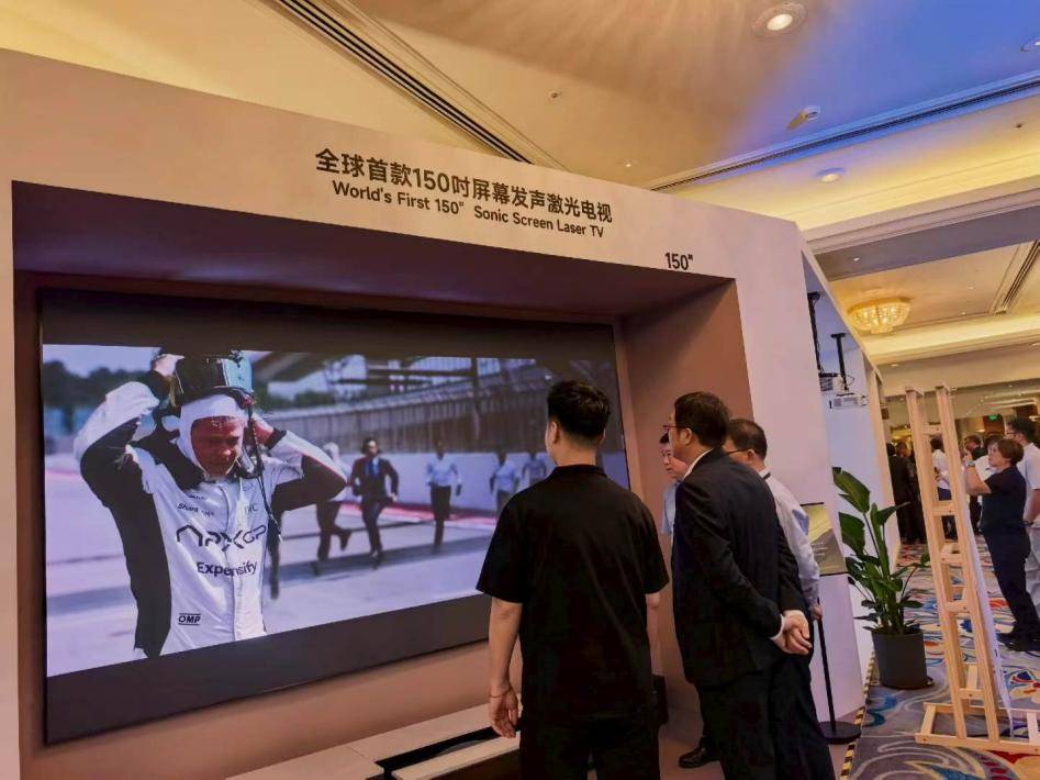 《巨幕隐身，墙即银幕，激光显示构筑高阶客厅光影体验》