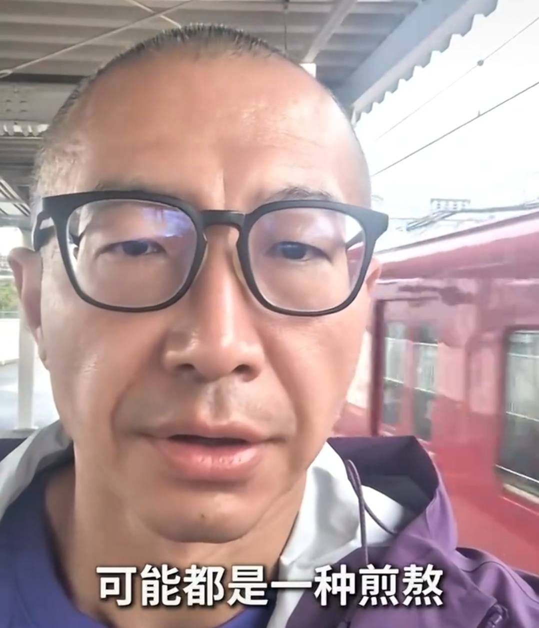 中国男篮亚运会惨败，于嘉独自一人前去送别，感觉他比普通球迷更加委屈