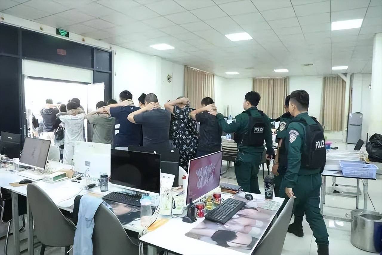 西港本地媒体报道：执法部门和西哈努克省皇家军队已取缔了一个秘密场所，该场所涉及网络赌博活动，并拘留了一些非法居住的中国公民。