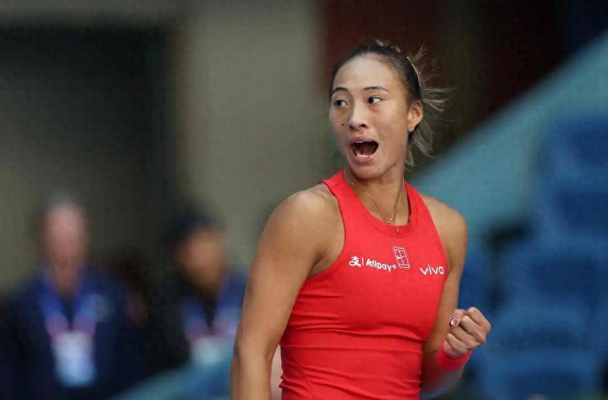 2-1，郑钦文晋级第三轮，中国金花强势逆转，对手送上退赛大礼