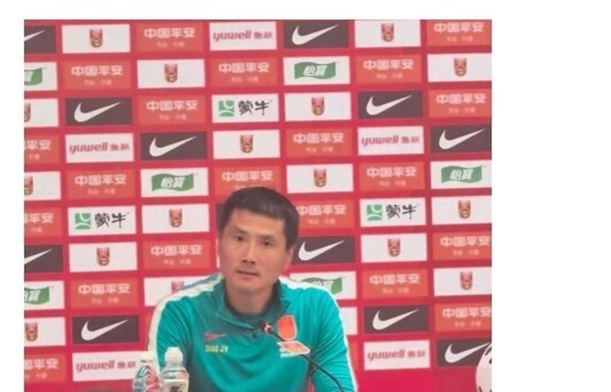 10.5日：19点35分，重庆龙兴专业足球场灯光全开，CFA中国之队