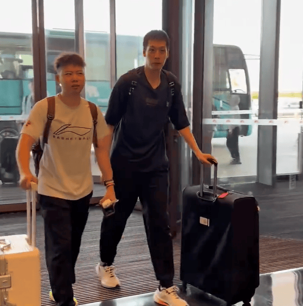 原创
            宏远速递！广东全队抵达汕头，萨姆纳确认季前赛报销，球迷呼吁签下郭艾伦！