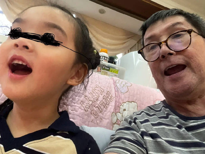 郭碧婷父亲晒向佐儿子萌照：帅气不输潘安！