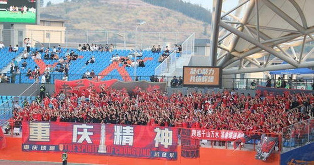 10月13日:重庆铜梁龙提前三轮保级成功,升超首季就创奇迹,耶大笑打call稳居中超赛区